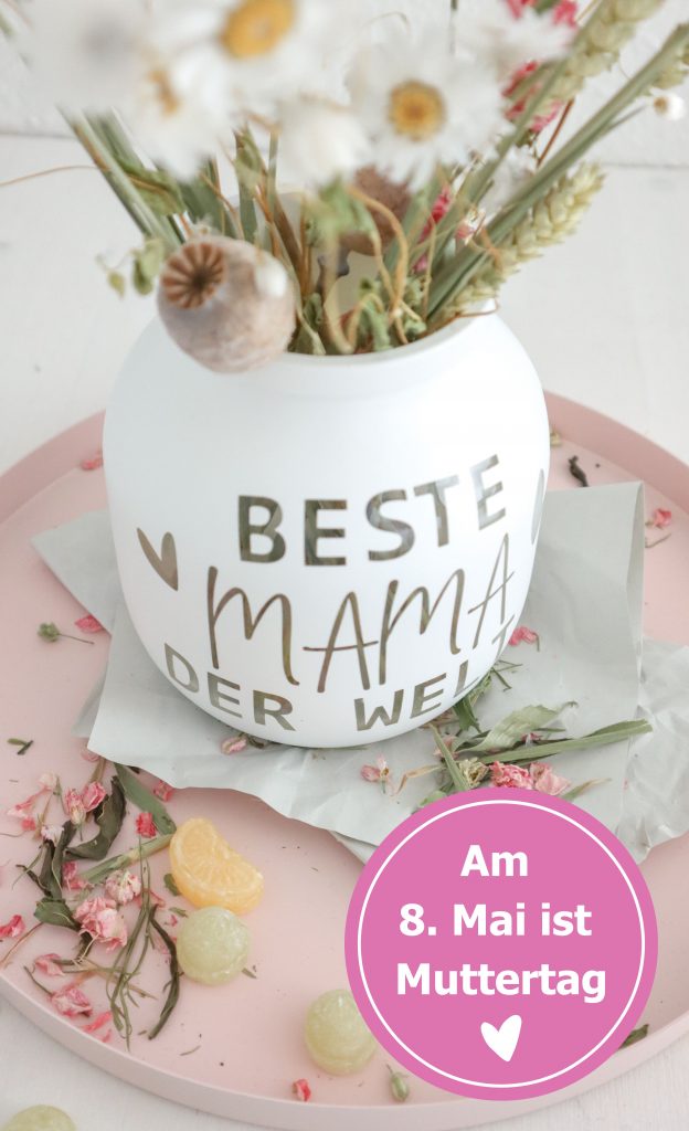 Geschenkidee zum Muttertag: DIY Blumenvase aus Altglas