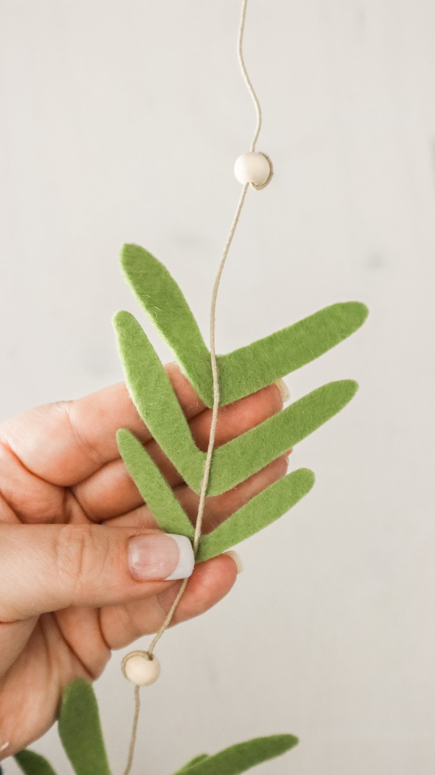 DIY-Girlande aus Filz ohne Nähen einfach selber machen. Schlichte und zeitlose Deko-Idee für das Baby- Kinderzimmer von - Kati Make It