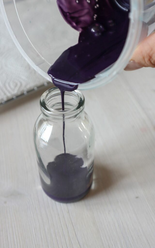 Easy Upcycling Idee: Gläser bemalen mit Lebensmittelfarbe! So machst du Vasen und Windlichter mit Meerglas-Effekt selbst, z.B. als DIY Hochzeitsdeko.