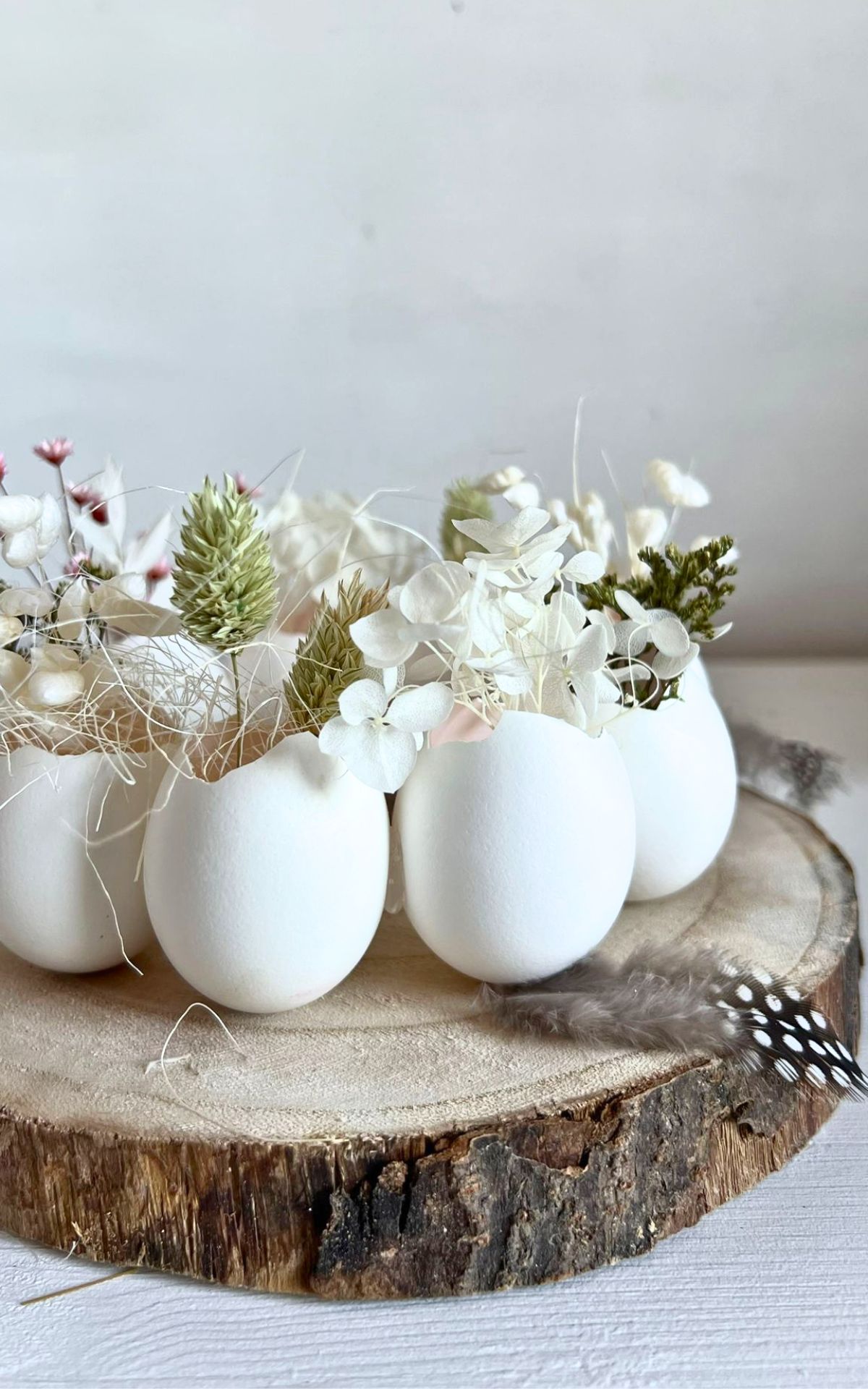 Last Minute Osterdeko basteln: DIY Eierkranz aus Eierschalen & Trockenblumen für deine Tischdeko einfach selber machen mit Naturmaterialien.