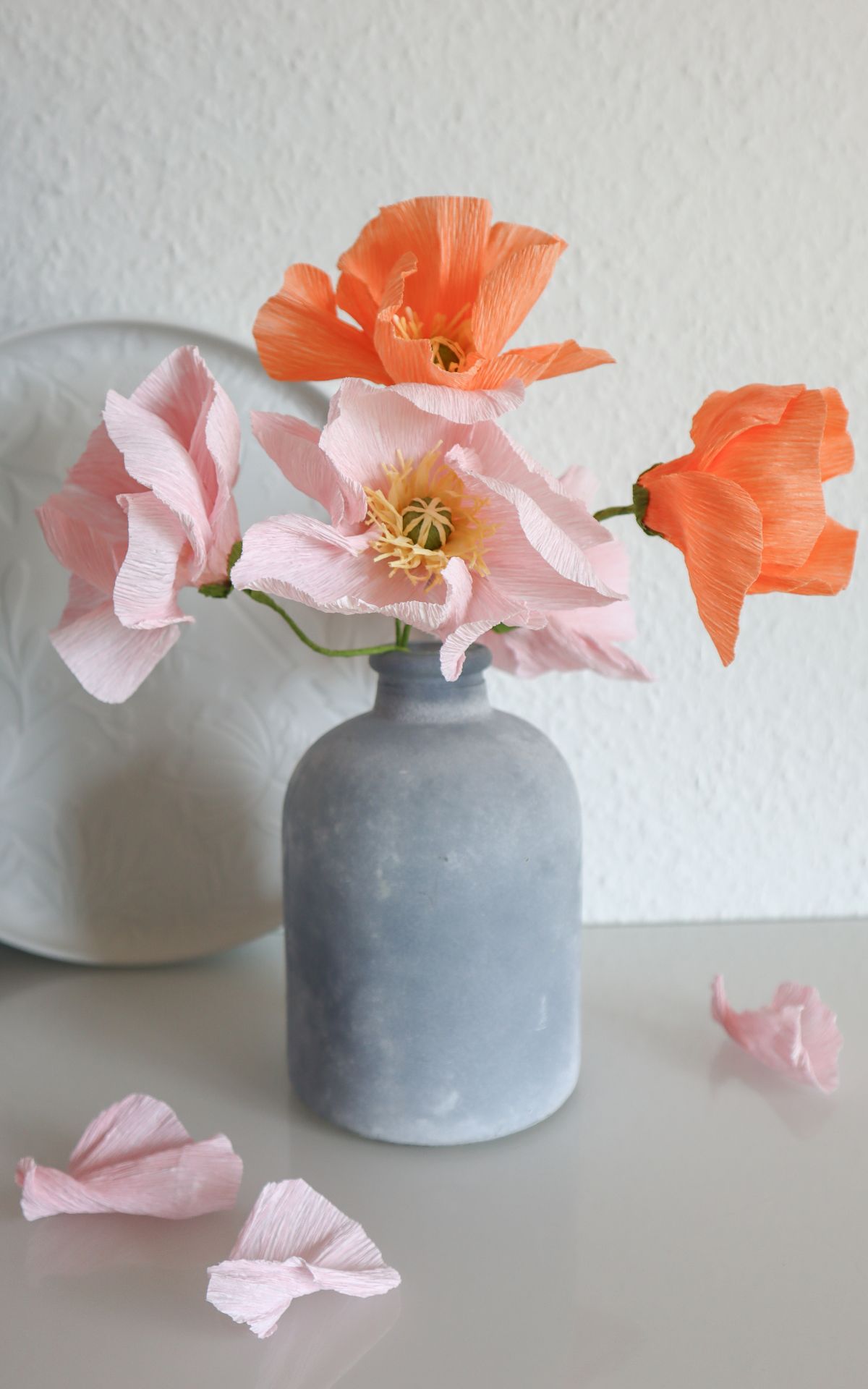 Papierblumen basteln: So kannst du wunderschöne Mohn-Blumen aus Papier ganz leicht selber machen! Hier findest du meine DIY Anleitung für Papierblumen aus Krepp (bekannt aus dem ARD Buffet) inkl. Vorlagen.