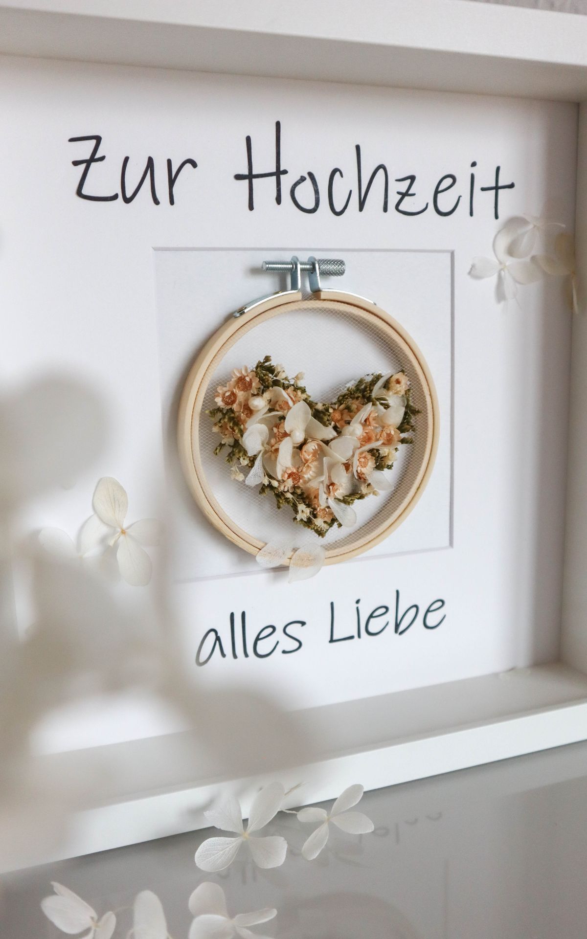 Das perfekte Hochzeitsgeschenk basteln: Anleitung für romantische Geld-Geschenkidee und zauberhafte DIY Hochzeitsdeko, ideal für eine Boho-Hochzeit. Trockenblumen-Herz auf Stickrahmen mit Tüll