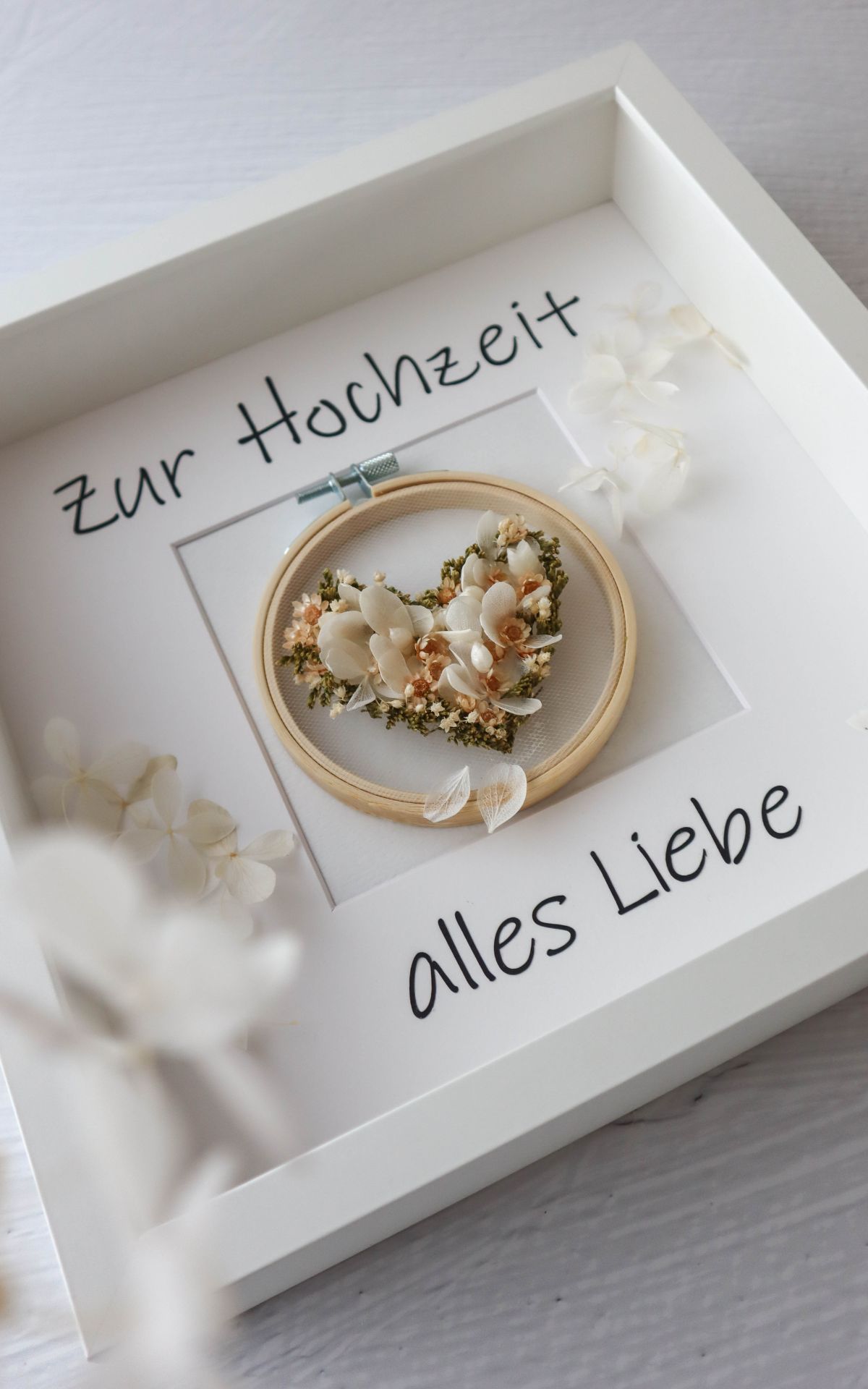 Das perfekte Hochzeitsgeschenk basteln: Anleitung für romantische Geld-Geschenkidee und zauberhafte DIY Hochzeitsdeko, ideal für eine Boho-Hochzeit. Trockenblumen-Herz auf Stickrahmen mit Tüll