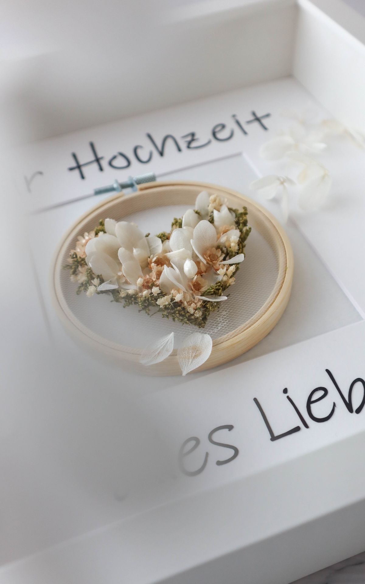 Das perfekte Hochzeitsgeschenk basteln: Anleitung für romantische Geld-Geschenkidee und zauberhafte DIY Hochzeitsdeko, ideal für eine Boho-Hochzeit. Trockenblumen-Herz auf Stickrahmen mit Tüll