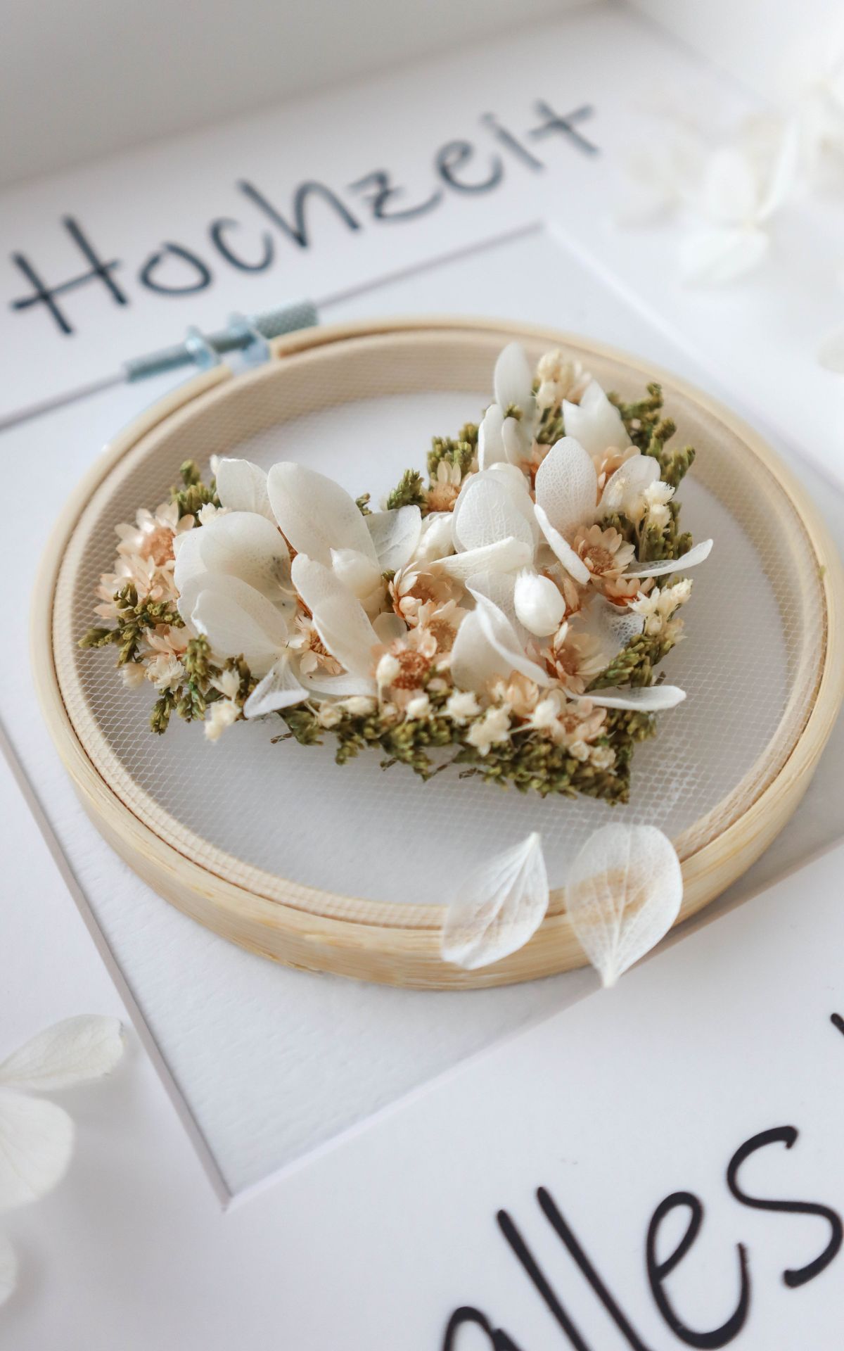 Das perfekte Hochzeitsgeschenk basteln: Anleitung für romantische Geld-Geschenkidee und zauberhafte DIY Hochzeitsdeko, ideal für eine Boho-Hochzeit. Trockenblumen-Herz auf Stickrahmen mit Tüll