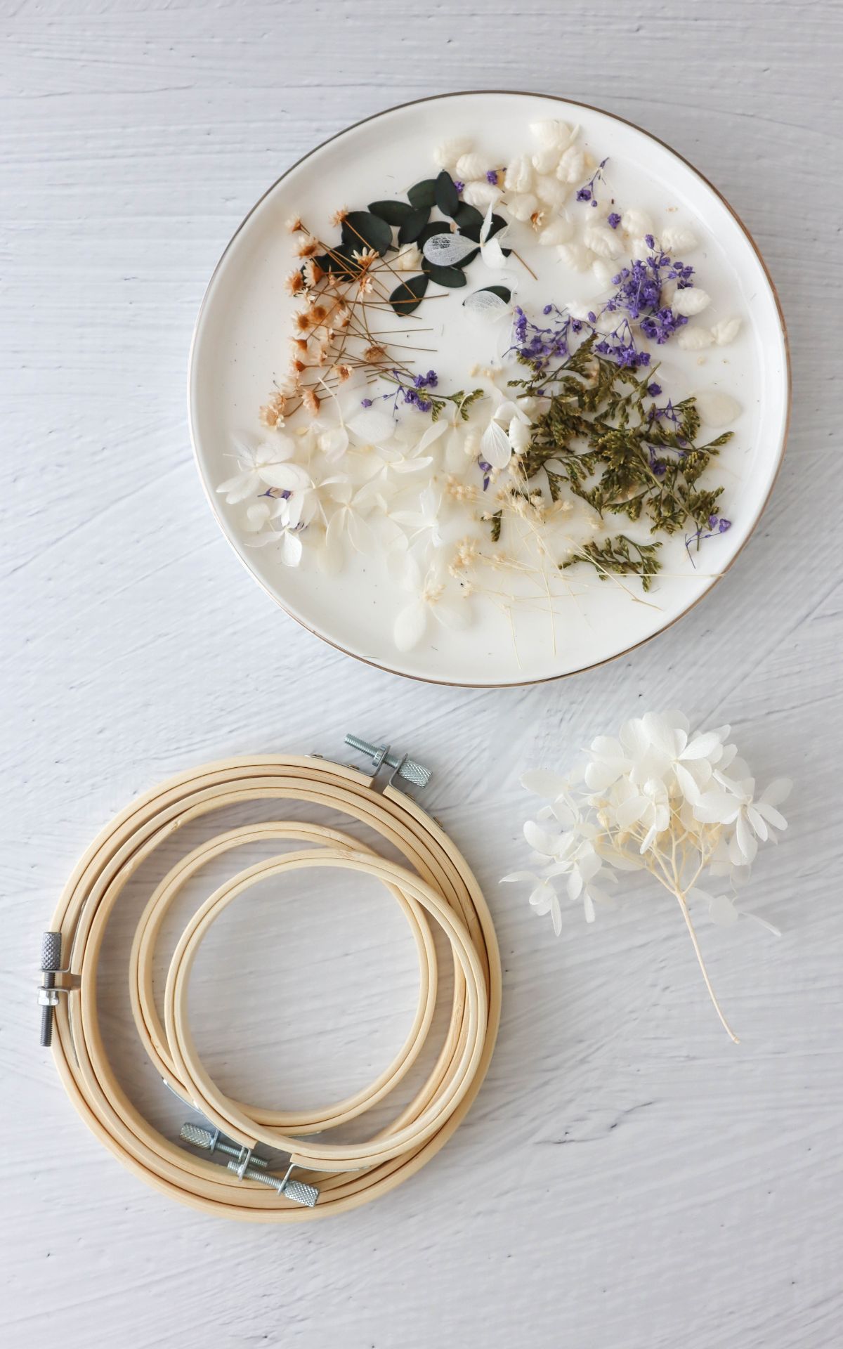 Das perfekte Hochzeitsgeschenk basteln: Anleitung für romantische Geld-Geschenkidee und zauberhafte DIY Hochzeitsdeko, ideal für eine Boho-Hochzeit. Trockenblumen-Herz auf Stickrahmen mit Tüll