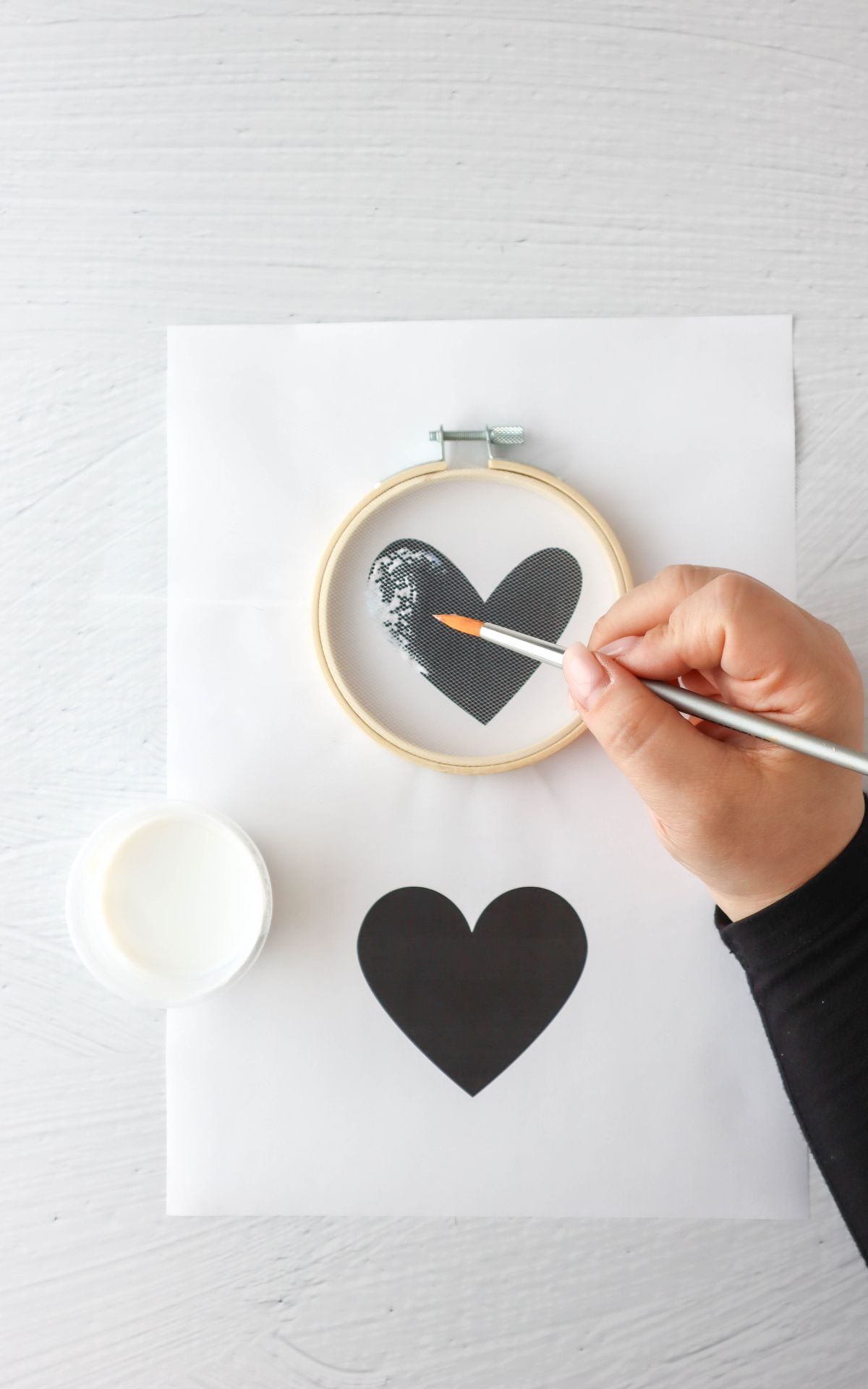 Das perfekte Hochzeitsgeschenk basteln: Anleitung für romantische Geld-Geschenkidee und zauberhafte DIY Hochzeitsdeko, ideal für eine Boho-Hochzeit. Trockenblumen-Herz auf Stickrahmen mit Tüll