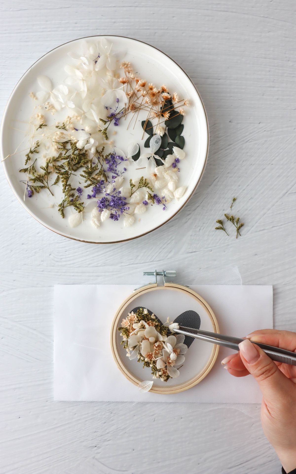 Das perfekte Hochzeitsgeschenk basteln: Anleitung für romantische Geld-Geschenkidee und zauberhafte DIY Hochzeitsdeko, ideal für eine Boho-Hochzeit. Trockenblumen-Herz auf Stickrahmen mit Tüll