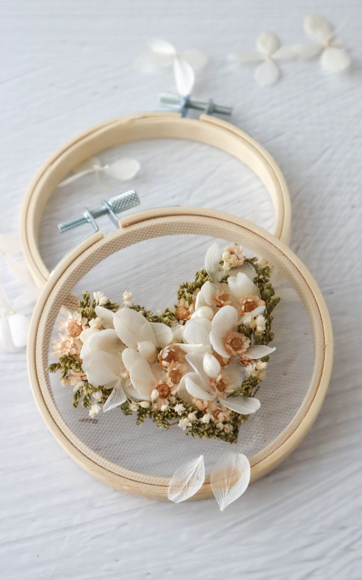 Das perfekte Hochzeitsgeschenk basteln: Anleitung für romantische Geld-Geschenkidee und zauberhafte DIY Hochzeitsdeko, ideal für eine Boho-Hochzeit. Trockenblumen-Herz auf Stickrahmen mit Tüll