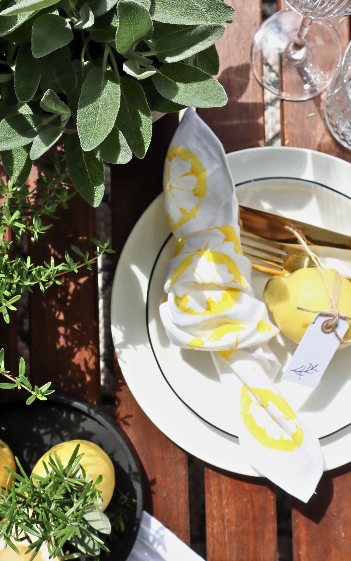 Stoff stempeln mit Zitronen für sommerfrische DIY Deko! 🍋 Meine einfache Stempel-Technik für Servietten, Geschirrtücher & Co. bekannt aus SWR & WDR Fernsehen.