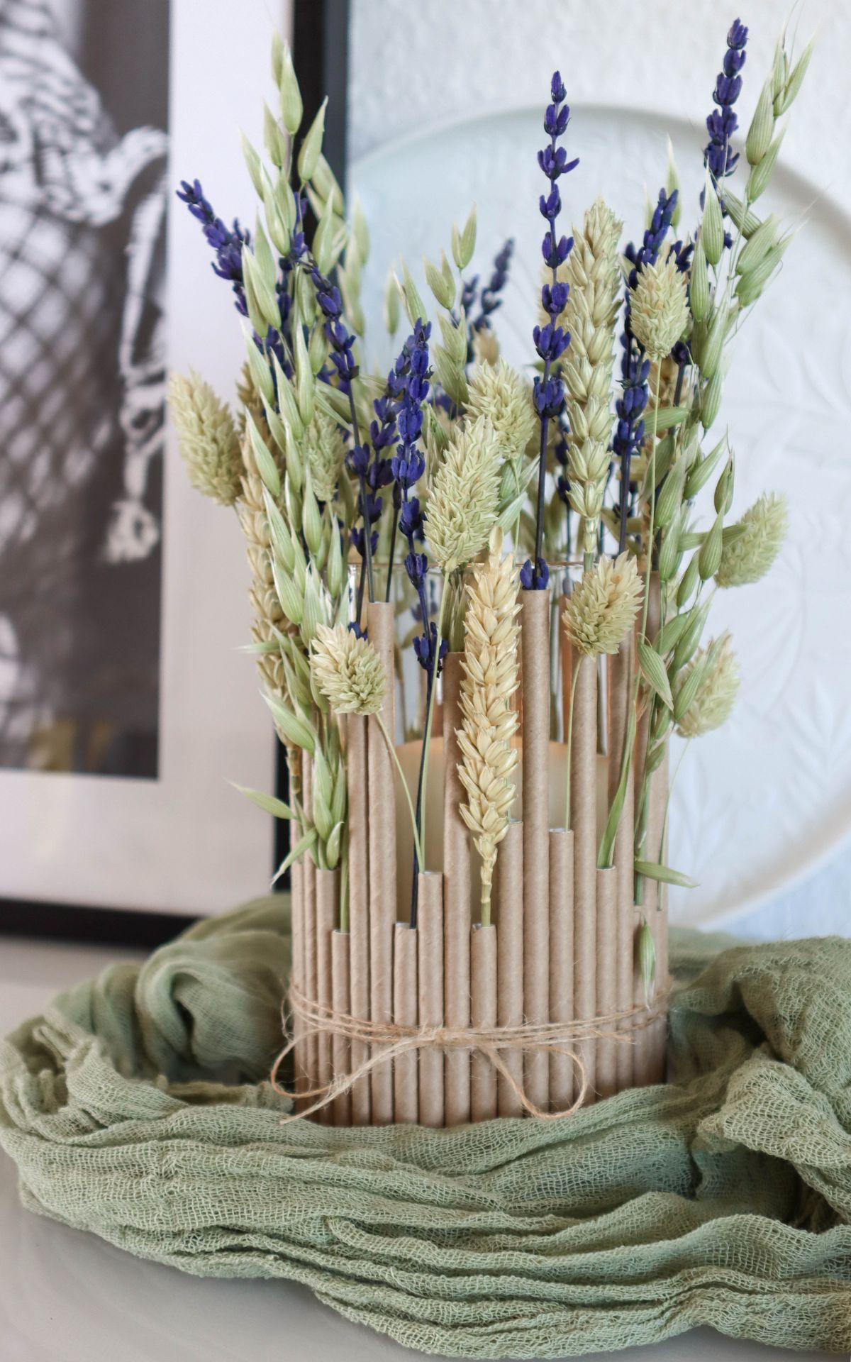 Vom Papier-Strohhalm zum magischen DIY Windlicht mit Trockenblumen! ► Finde hier die einfache Schritt-für-Schritt-Anleitung für die kreative Sommerdeko | DIY Windlicht mit Trockenblumen und Strohhalmen – bekannt aus SWR Kaffee oder Tee