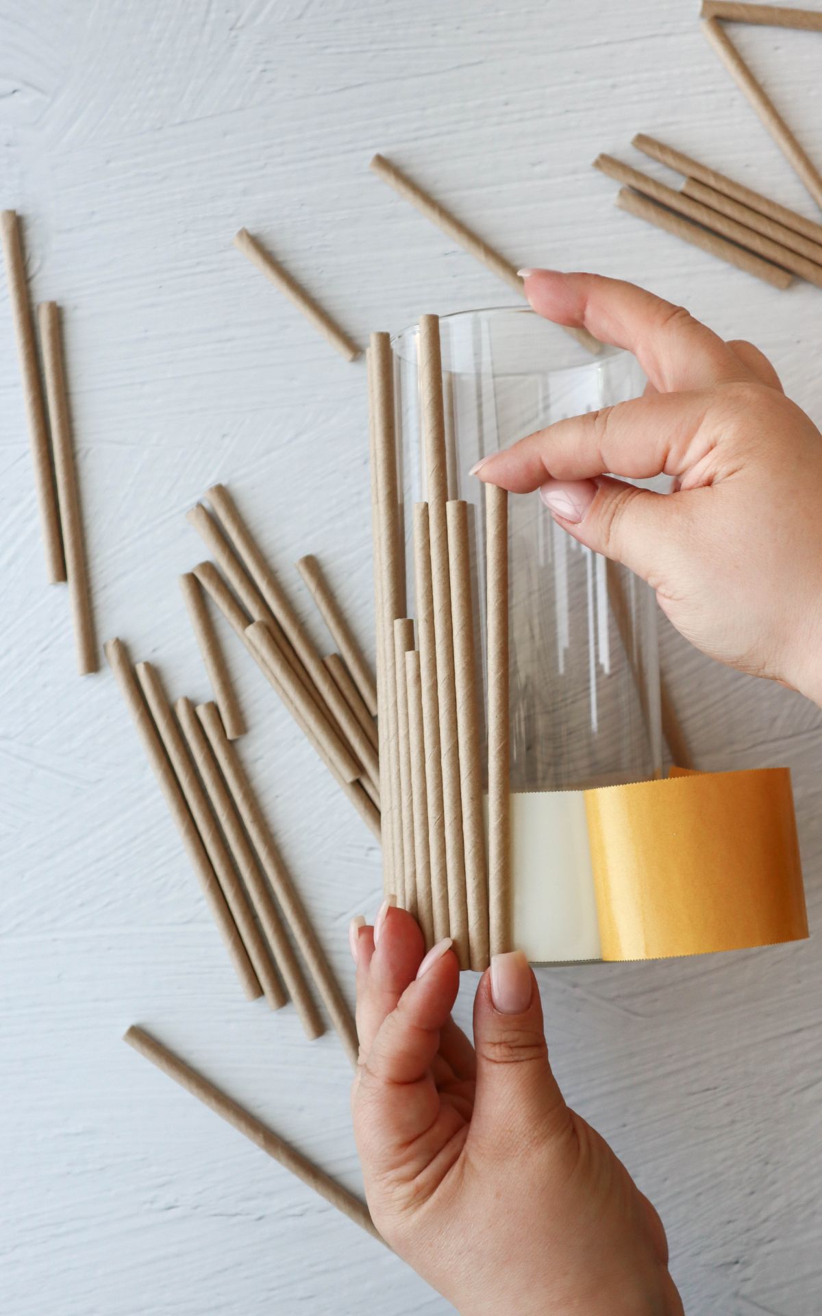 Vom Papier-Strohhalm zum magischen DIY Windlicht mit Trockenblumen! ► Finde hier die einfache Schritt-für-Schritt-Anleitung für die kreative Sommerdeko | DIY Windlicht mit Trockenblumen und Strohhalmen – bekannt aus SWR Kaffee oder Tee