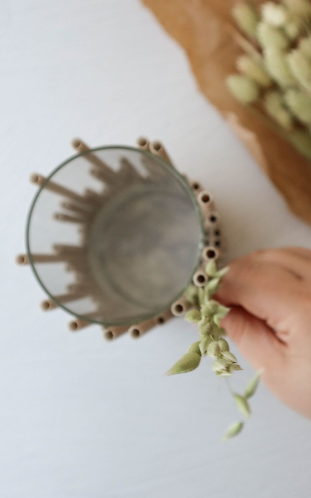 Vom Papier-Strohhalm zum magischen DIY Windlicht mit Trockenblumen! ► Finde hier die einfache Schritt-für-Schritt-Anleitung für die kreative Sommerdeko | DIY Windlicht mit Trockenblumen und Strohhalmen – bekannt aus SWR Kaffee oder Tee