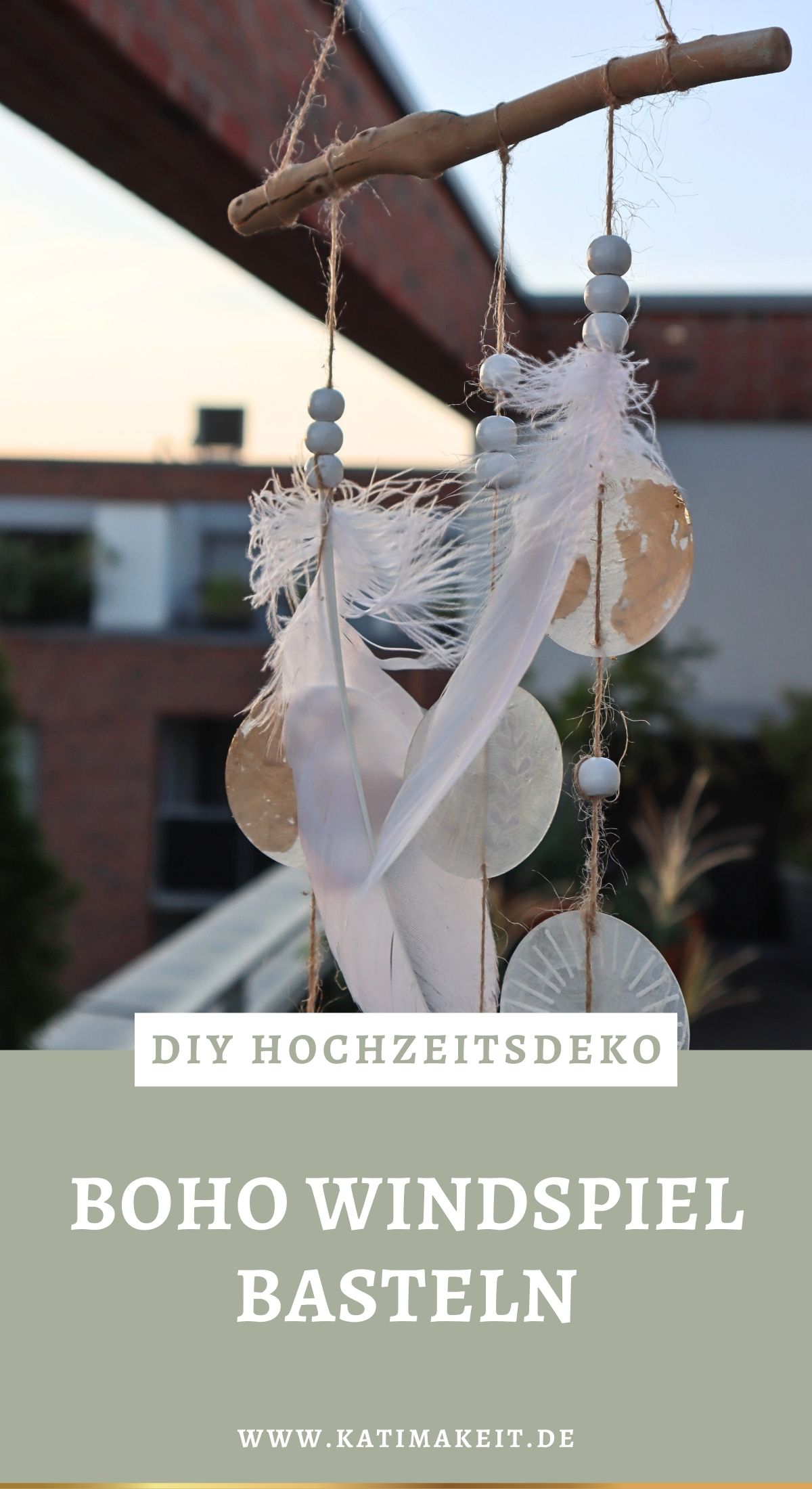 Windspiel basteln aus Naturmaterialien: Ich zeige dir, wie du ein bezauberndes Boho-Windspiel mit Muschelscheiben, Federn und Holzperlen selbst gestalten kannst. Die perfekte DIY-Idee für eine individuelle Garten- oder Hochzeitsdekoration.