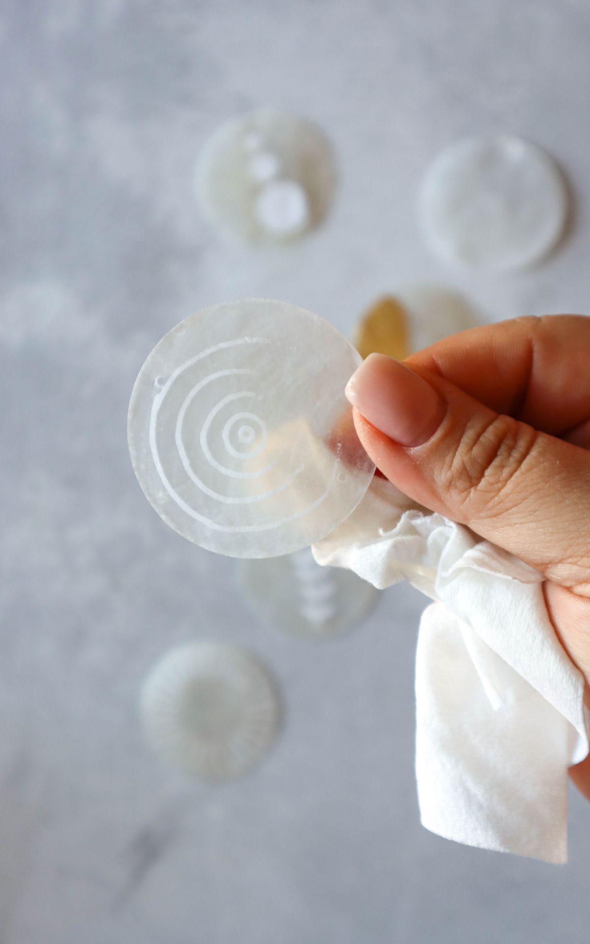 Windspiel basteln aus Naturmaterialien: Ich zeige dir, wie du ein bezauberndes Boho-Windspiel mit Muschelscheiben, Federn und Holzperlen selbst gestalten kannst. Die perfekte DIY-Idee für eine individuelle Garten- oder Hochzeitsdekoration.