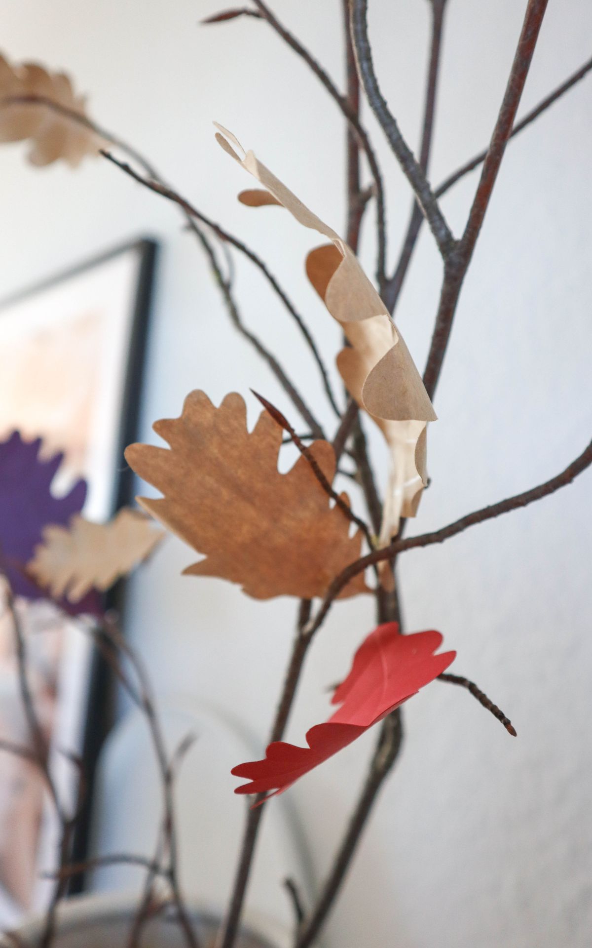 Herbstblätter basteln aus Papier ist eine einfache und schnelle Möglichkeit, deine Herbstdeko aufzupeppen. Mit dieser Anleitung kannst du DIY-Herbstblätter ganz leicht selbst gestalten. Inklusive praktischer Vorlagen zum Nachzeichnen und Basteln. Mein DIY bekannt aus SWR Kaffee oder Tee