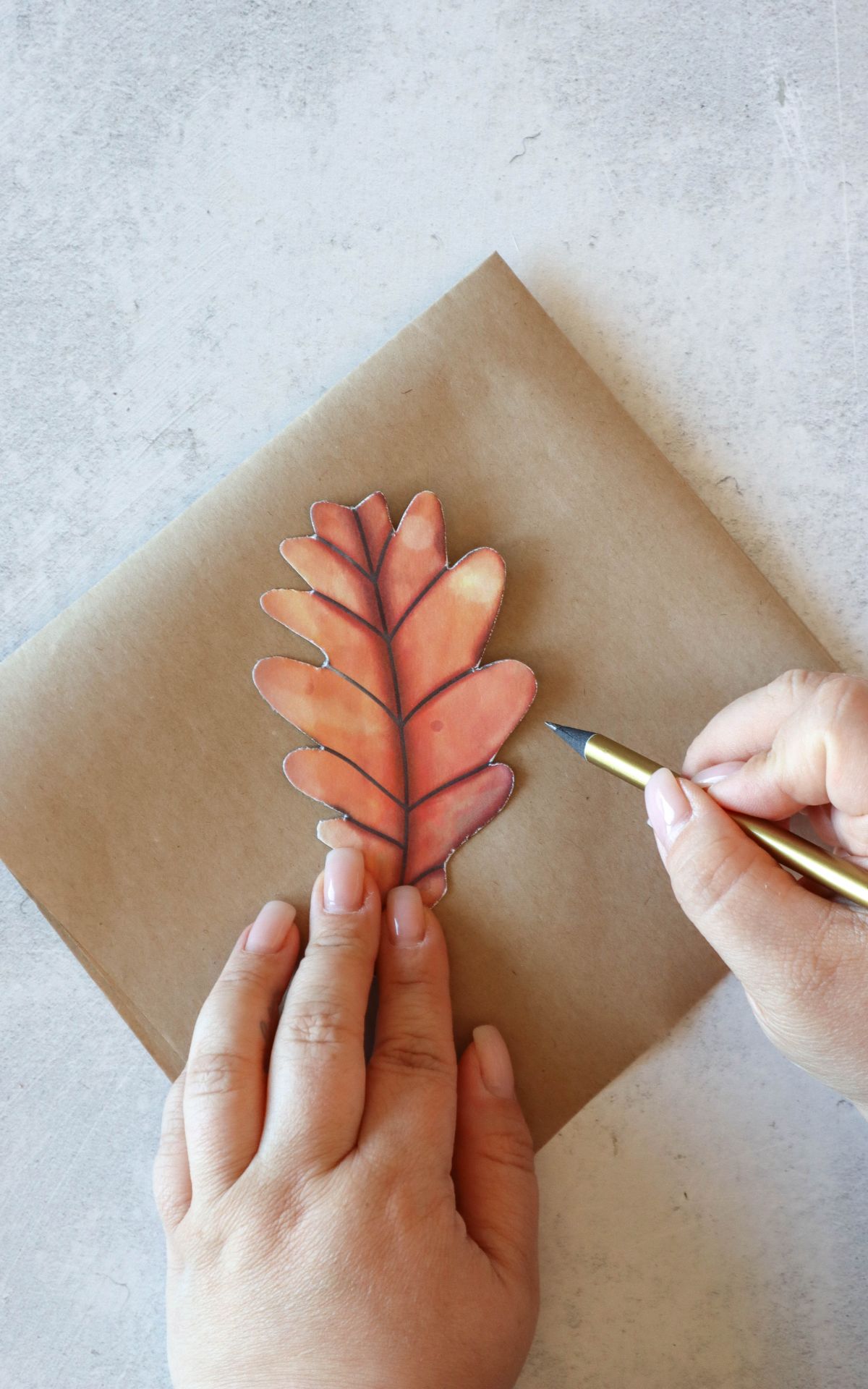 Herbstblätter basteln aus Papier ist eine einfache und schnelle Möglichkeit, deine Herbstdeko aufzupeppen. Mit dieser Anleitung kannst du DIY-Herbstblätter ganz leicht selbst gestalten. Inklusive praktischer Vorlagen zum Nachzeichnen und Basteln. Mein DIY bekannt aus SWR Kaffee oder Tee