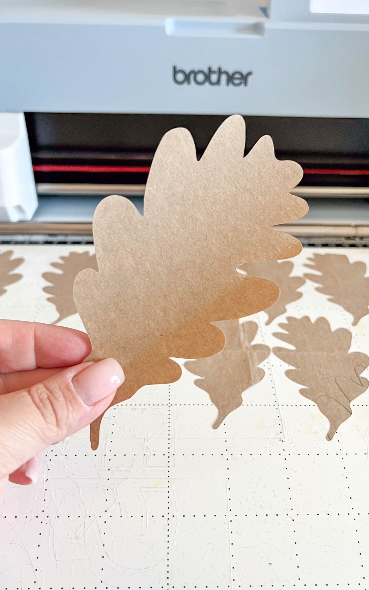 Herbstblätter basteln aus Papier ist eine einfache und schnelle Möglichkeit, deine Herbstdeko aufzupeppen. Mit dieser Anleitung kannst du DIY-Herbstblätter ganz leicht selbst gestalten. Inklusive praktischer Vorlagen zum Nachzeichnen und Basteln. Mein DIY bekannt aus SWR Kaffee oder Tee