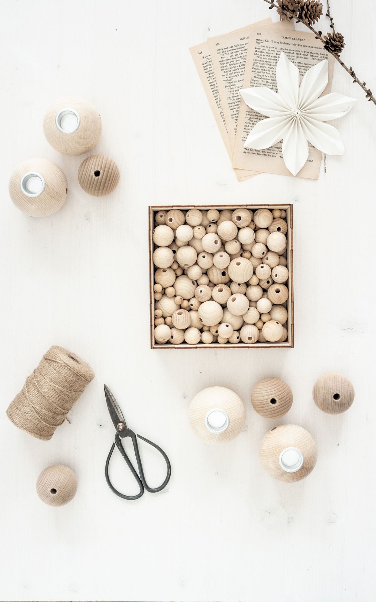 Adventskranz basteln leicht gemacht! Bei diesem skandinavischen Adventskranz aus Holz trifft Minimalismus auf Weihnachtszauber und bringt schlichte Besinnlichkeit in deine vier Wände. | Mein DIY Adventskranz bekannt aus SWR Kaffee oder Tee