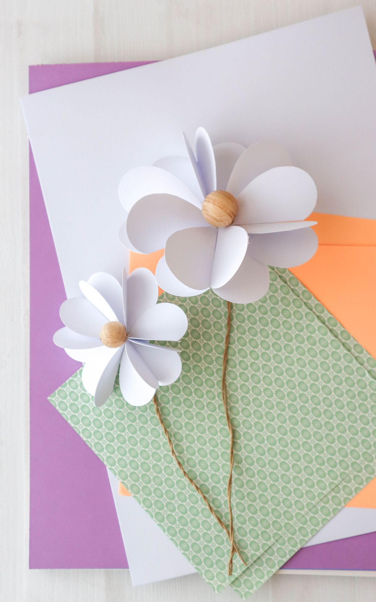 Papierblumen basteln leicht gemacht: Kreiere stilvolle DIY-Blumen aus Papier. Kreativ, vielseitig und perfekt als Geschenk oder Deko für dein Zuhause!