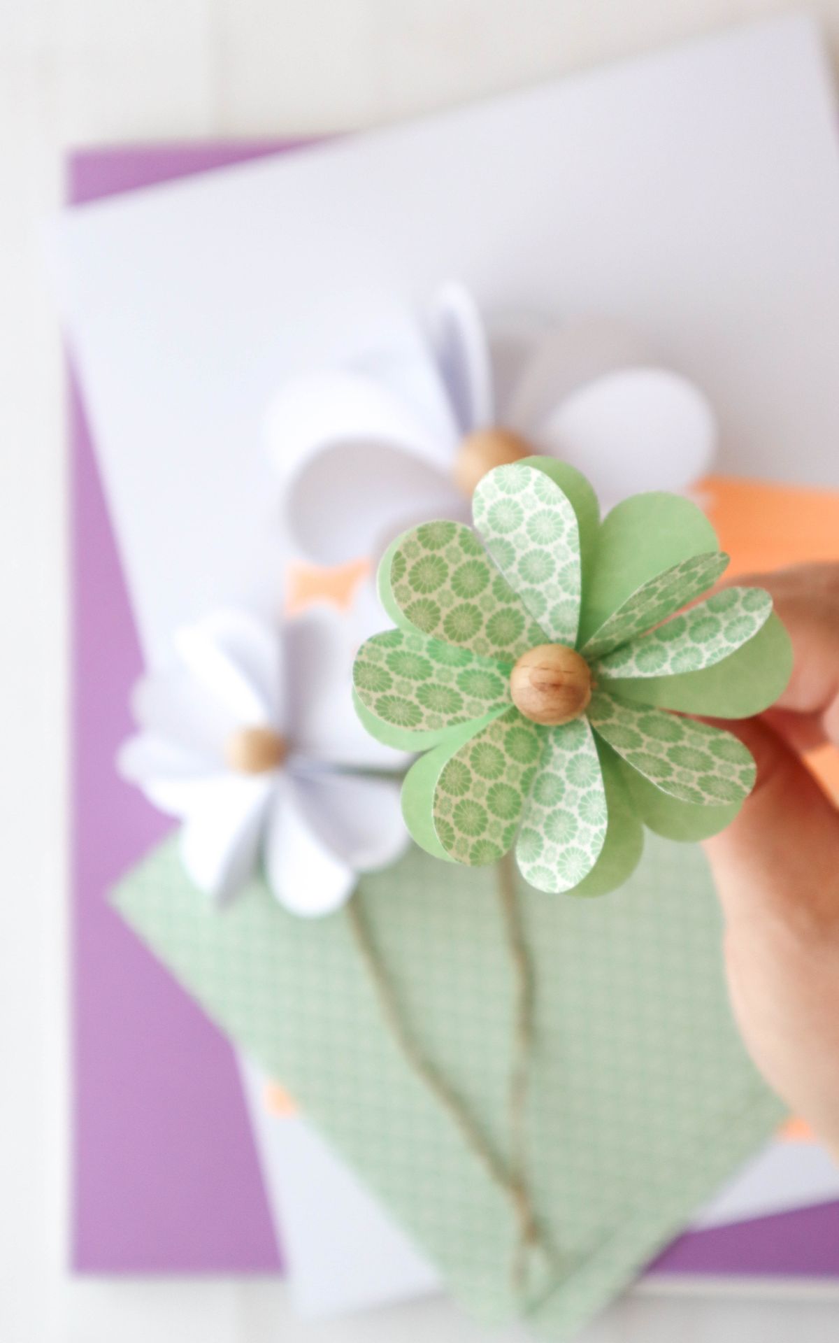 Papierblumen basteln leicht gemacht: Kreiere stilvolle DIY-Blumen aus Papier. Kreativ, vielseitig und perfekt als Geschenk oder Deko für dein Zuhause!