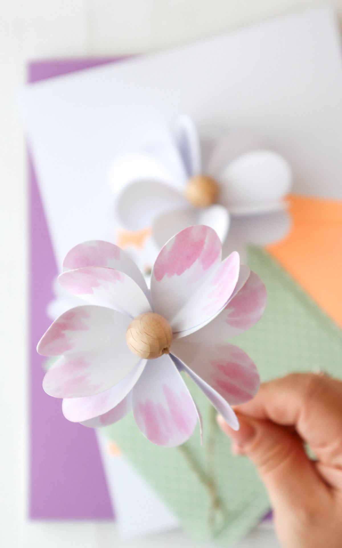 Papierblumen basteln leicht gemacht: Kreiere stilvolle DIY-Blumen aus Papier. Kreativ, vielseitig und perfekt als Geschenk oder Deko für dein Zuhause!