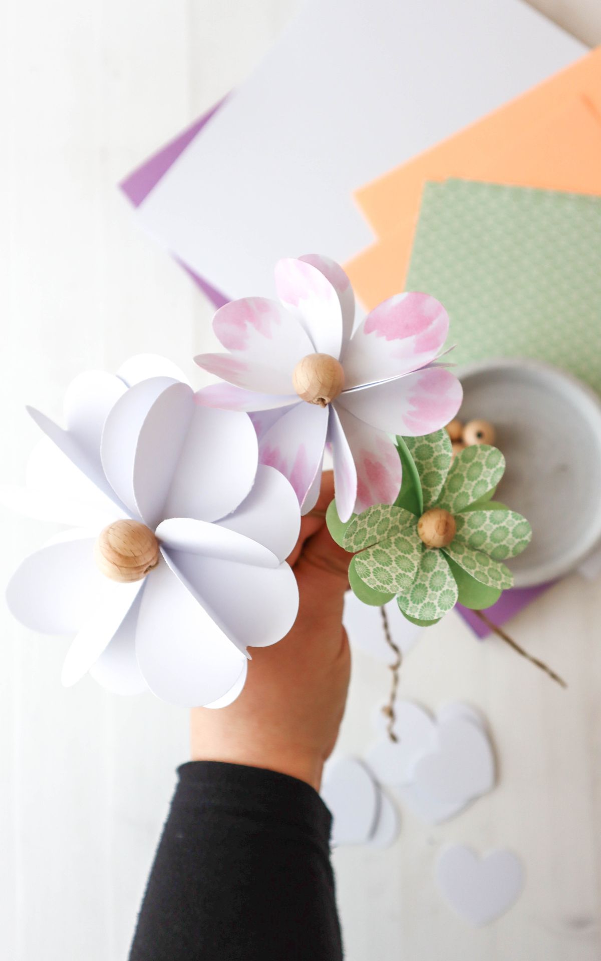 Papierblumen basteln leicht gemacht: Kreiere stilvolle DIY-Blumen aus Papier. Kreativ, vielseitig und perfekt als Geschenk oder Deko für dein Zuhause!