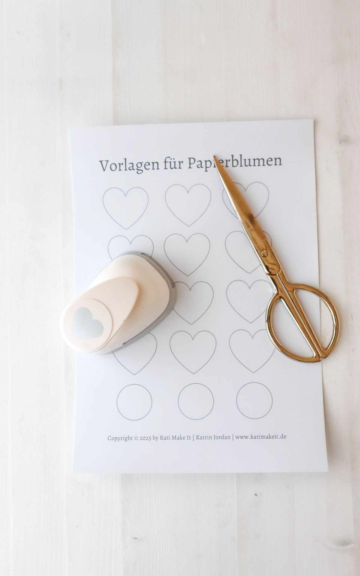 Papierblumen basteln leicht gemacht: Kreiere stilvolle DIY-Blumen aus Papier. Kreativ, vielseitig und perfekt als Geschenk oder Deko für dein Zuhause!