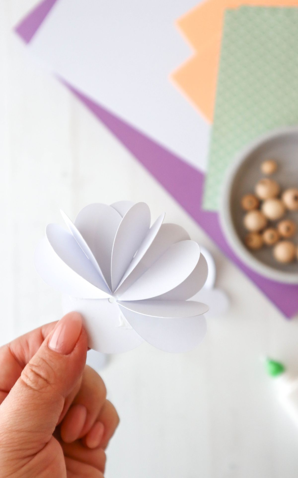 Papierblumen basteln leicht gemacht: Kreiere stilvolle DIY-Blumen aus Papier. Kreativ, vielseitig und perfekt als Geschenk oder Deko für dein Zuhause!